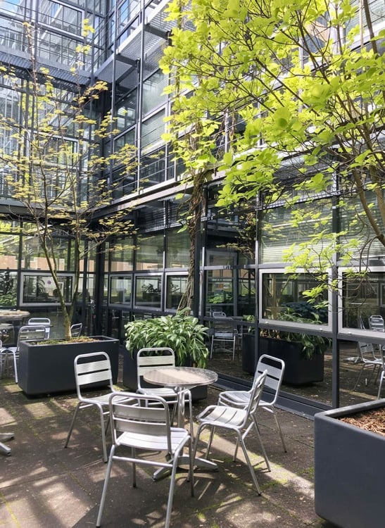 Büro mit Klimaanlage und Atrium 9