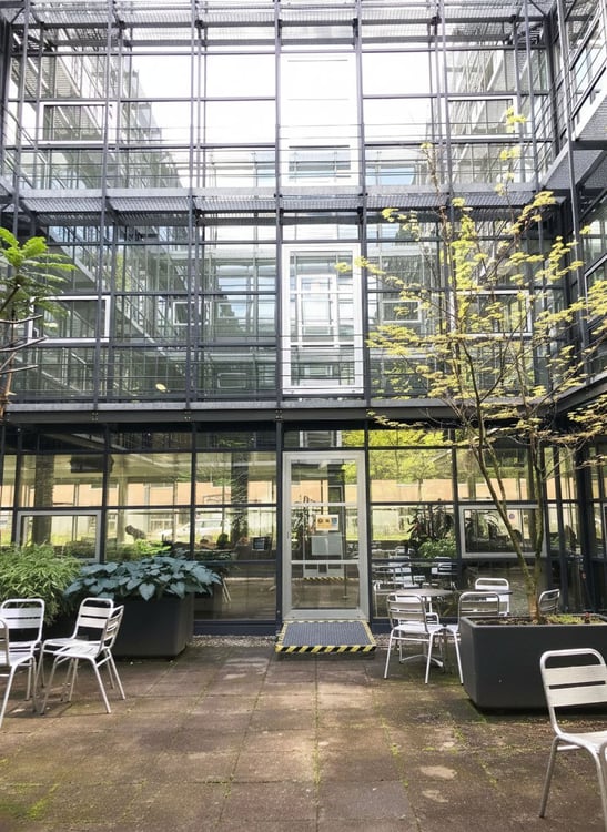 Büro mit Klimaanlage und Atrium 8