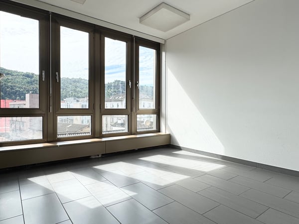 In pieno centro pedonale con condizionatori 4