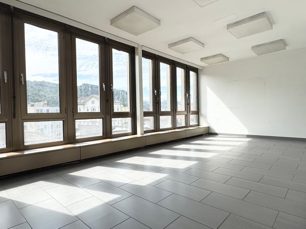 In pieno centro pedonale con condizionatori 3