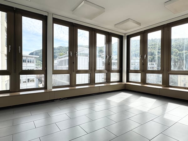 In pieno centro pedonale con condizionatori 1