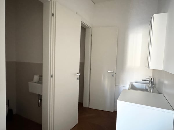 Splendido ufficio in pieno centro, con aria condizionata e parzialmente arredato (parcheggi inclusi) 8
