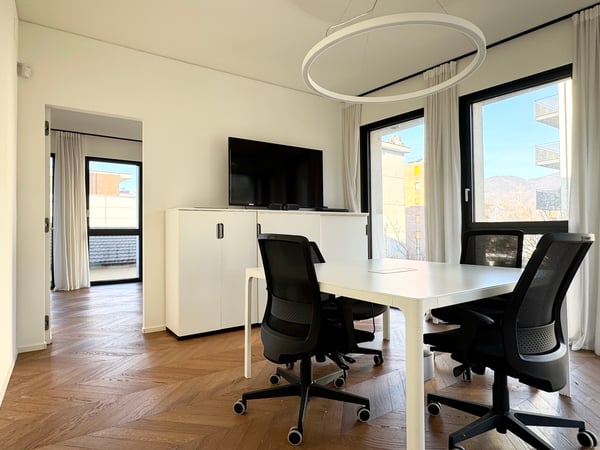 Splendido ufficio in pieno centro, con aria condizionata e parzialmente arredato (parcheggi inclusi) 2