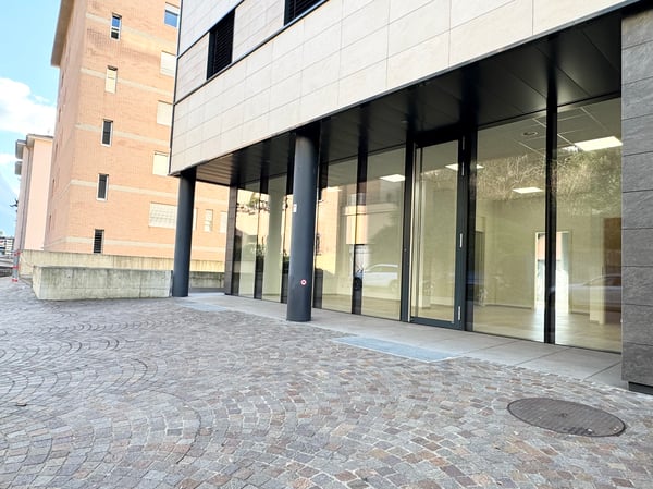 Spazio commerciale con ampie vetrine in stabile di prestigio 12