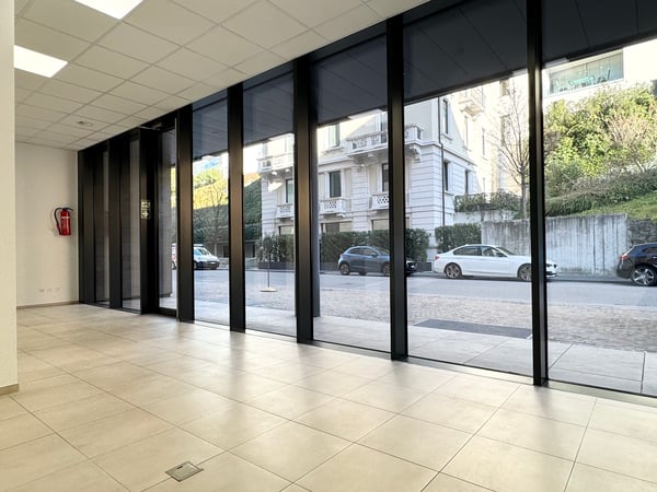 Spazio commerciale con ampie vetrine in stabile di prestigio 1