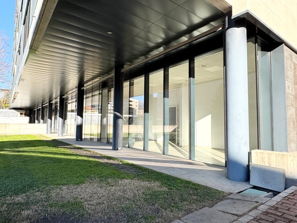 Spazio commerciale con ampie vetrine in stabile di alto standing 13