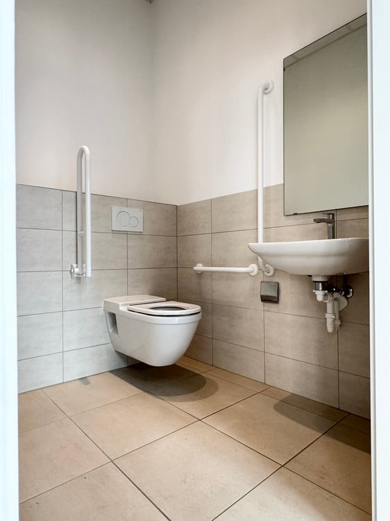 Spazio commerciale con ampie vetrine in stabile di prestigio 5