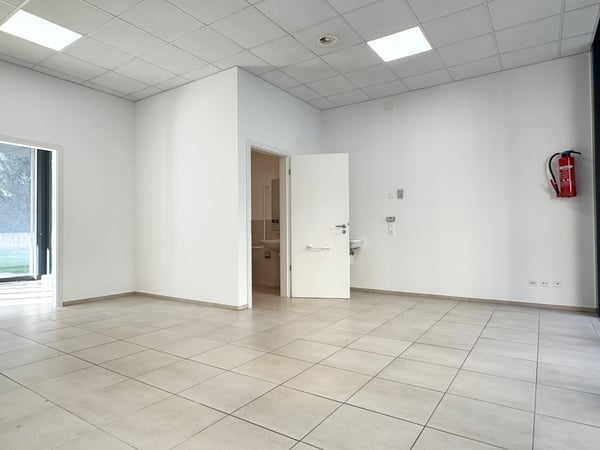 Spazio commerciale con ampie vetrine in stabile di alto standing 2