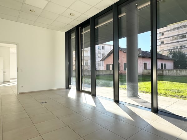 Spazio commerciale con ampie vetrine in stabile di alto standing 10