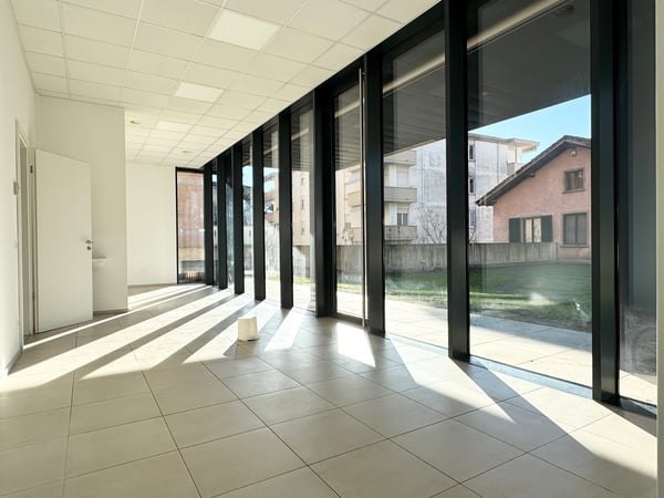 Spazio commerciale con ampie vetrine in stabile di prestigio 7