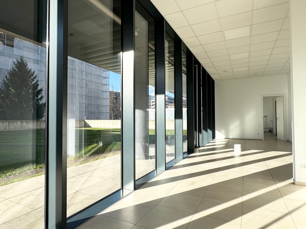 Spazio commerciale con ampie vetrine in stabile di alto standing 8