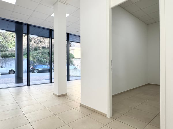 Spazio commerciale con ampie vetrine in stabile di prestigio 4