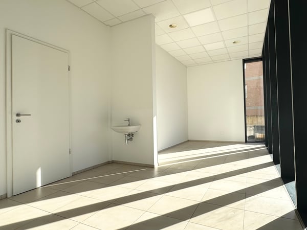 Spazio commerciale con ampie vetrine in stabile di alto standing 6