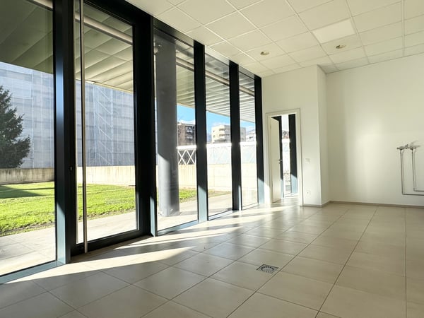 Spazio commerciale con ampie vetrine in stabile di alto standing 9