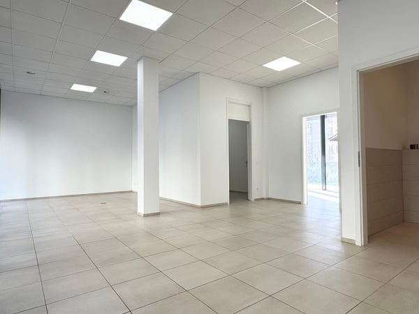 Spazio commerciale con ampie vetrine in stabile di prestigio 3