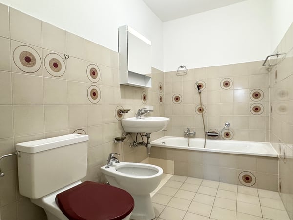 In comoda posizione a pochi passi dalla stazione ferroviaria 8