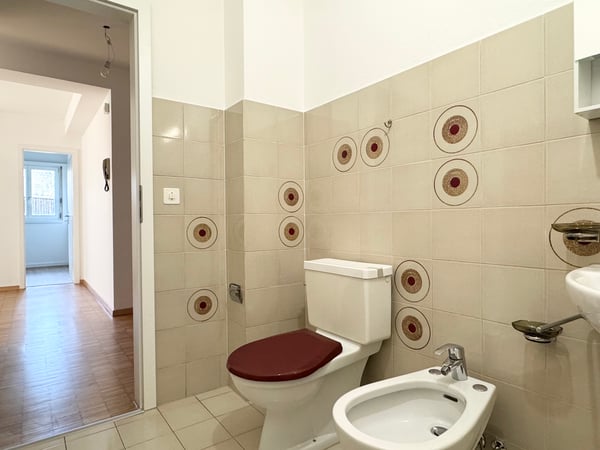 In comoda posizione a pochi passi dalla stazione ferroviaria 9