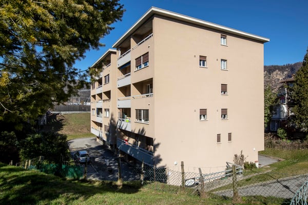 In comoda posizione a pochi passi dalla stazione ferroviaria 10