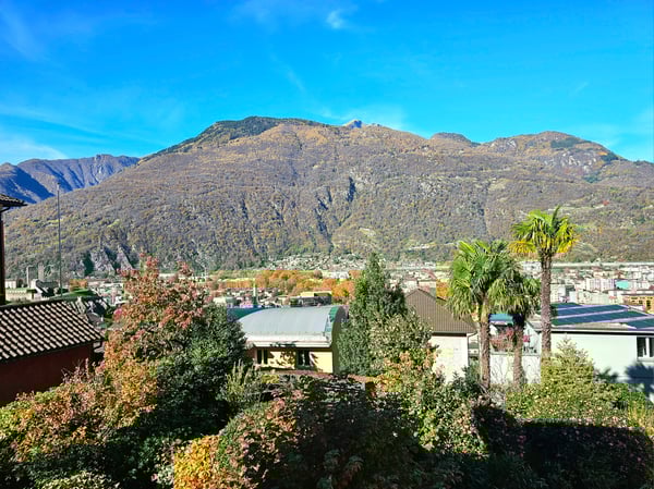 Bellinzona Daro: Ampia e confortevole casa bifamiliare con incantevole vista dominante 1