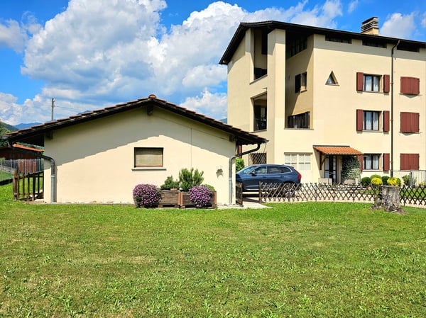 Stabio: Confortevole villa unifamiliare contigua con ampio giardino e importanti indici edificatori 1