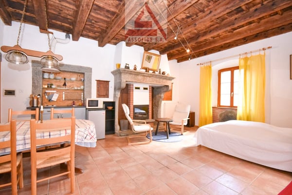 Casa con 6 appartamenti / Haus mit 6 Wohnungen 8