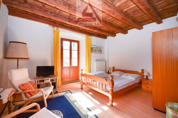 Casa con 6 appartamenti / Haus mit 6 Wohnungen 7