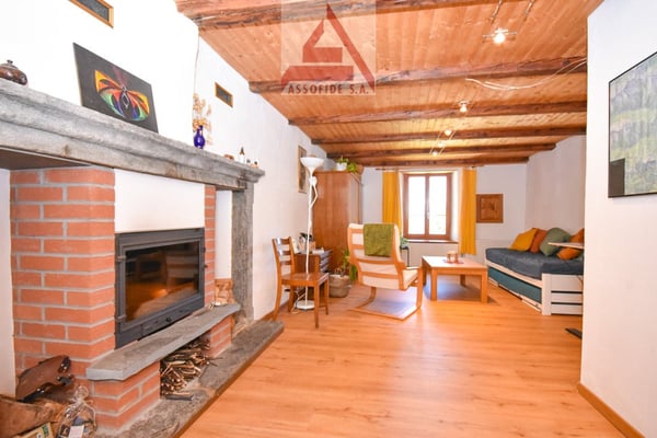 Casa con 6 appartamenti / Haus mit 6 Wohnungen 2