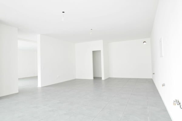 Luminoso e versatile spazio Commerciale 2