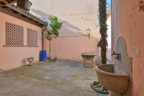 Ex Garni nel rinomato centro storico della città / Ehemaliges Garni in der renommierten Altstadt 3