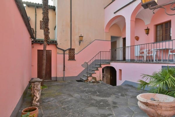 Ex Garni nel rinomato centro storico della città / Ehemaliges Garni in der renommierten Altstadt 8