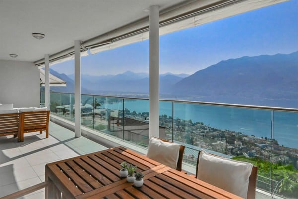 Moderno, luminoso e con fantastica vista panoramica sul Lago Maggiore / Modern, lichtdurchflutet und mit fantastischer Panoramasicht auf den Lago Maggiore 3