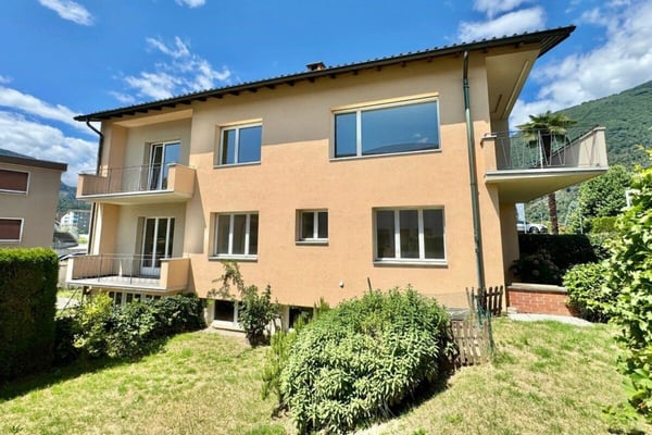 Casa bifamiliare con ampi spazi, garage ed atelier / Zweifamilienhaus mit grosszügigen Räumen, Garage und Atelier 1