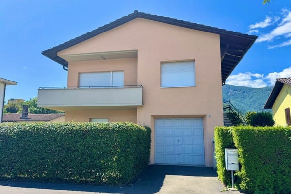 Casa bifamiliare con ampi spazi, garage ed atelier / Zweifamilienhaus mit grosszügigen Räumen, Garage und Atelier 3