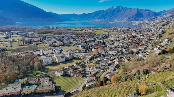Casa plurifamiliare con 3 appartamenti, grande terreno e vista spettacolare / Mehrfamilienhaus mit 3 Wohnungen, Grundstück und traumhafter Weitsicht 3