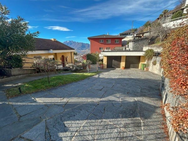 Casa plurifamiliare con 3 appartamenti, grande terreno e vista spettacolare / Mehrfamilienhaus mit 3 Wohnungen, Grundstück und traumhafter Weitsicht 4