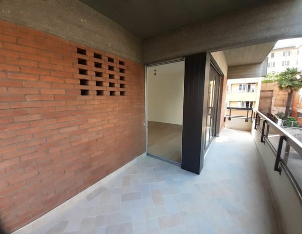 Monolocale con cucina separata e grande balcone 2