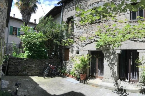 Casa nel nucleo con piazzetta privata e tanto potenziale / Tessinerhaus im Dorfkern mit privater Piazzetta und viel Potential 2