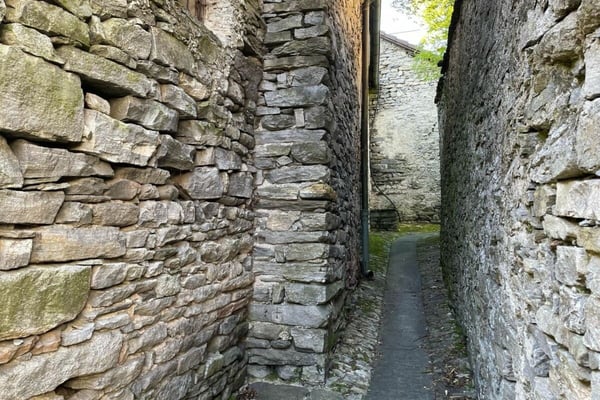 Casa nel nucleo con piazzetta privata e tanto potenziale / Tessinerhaus im Dorfkern mit privater Piazzetta und viel Potential 9