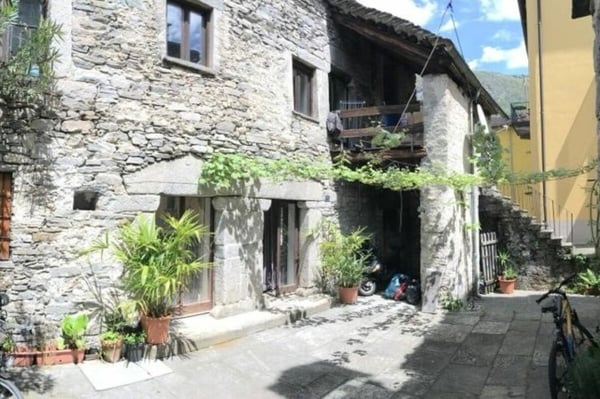Casa nel nucleo con piazzetta privata e tanto potenziale / Tessinerhaus im Dorfkern mit privater Piazzetta und viel Potential 1