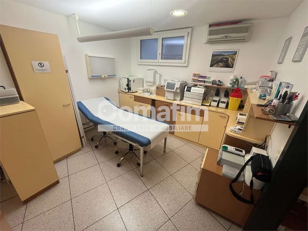 Affitto studio medico/Locale commerciale a Vezia 12