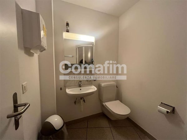 Affitto studio medico/Locale commerciale a Vezia 8