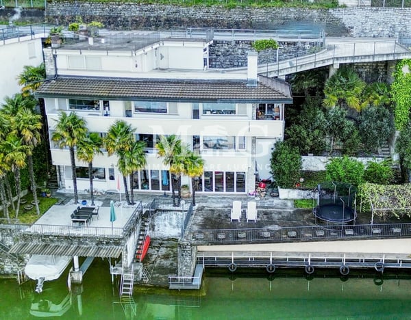 LAGO DI LUGANO, Villa direttamente sul lago di Lugano con 2 darsene, 5 posti auto 9