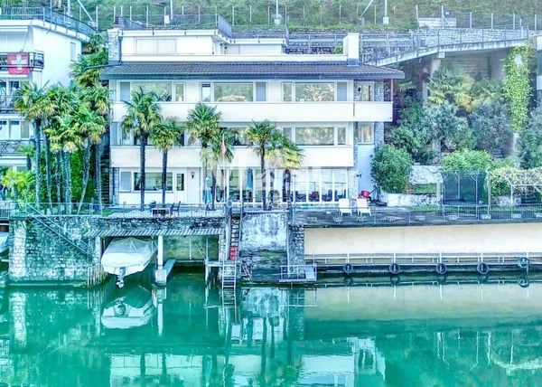 LAGO DI LUGANO, Villa direttamente sul lago di Lugano con 2 darsene, 5 posti auto 3