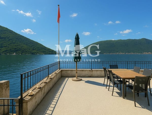 LAGO DI LUGANO, Villa direttamente sul lago di Lugano con 2 darsene, 5 posti auto 5