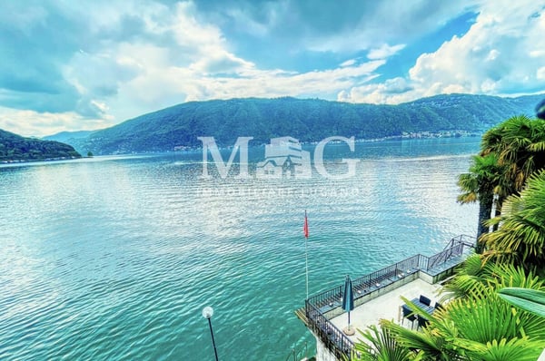 LAGO DI LUGANO, Villa direttamente sul lago di Lugano con 2 darsene, 5 posti auto 6