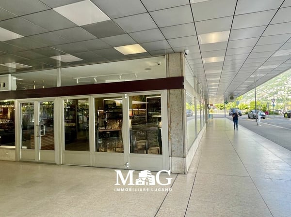 Lugano Centro: Locale commerciale con 3 grandi vetrine fronte lago 3
