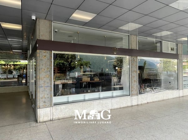 Lugano Centro: Locale commerciale con 3 grandi vetrine fronte lago 5