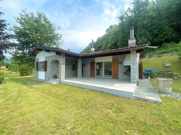 Capriasca, Lopagno: Casa immersa nel verde con prato e bosco 13