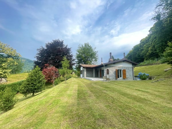 Capriasca, Lopagno: Casa immersa nel verde con prato e bosco 3