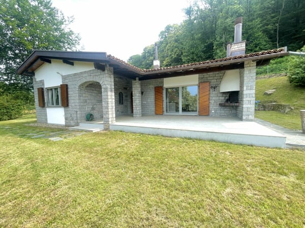 Capriasca, Lopagno: Casa immersa nel verde con prato e bosco 1